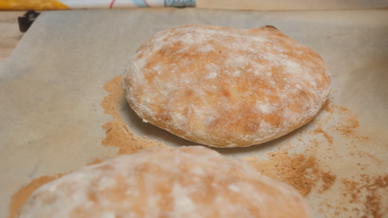 Domaći somun je mekan, mirisan i savršeno upija sokove ćevapa