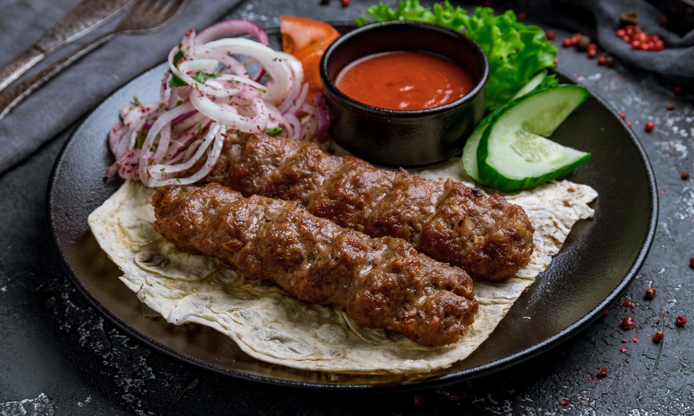 Najbolja kombinacija mesa za ćevape je mešavina junetine, svinjetine i jagnjetine u razmeri 60:30:10.