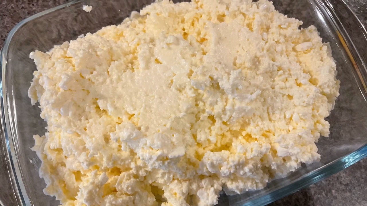 Domaći kajmak sa feta sirom u staklenoj posudi