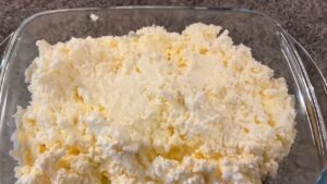 Gotov domaći kajmak sa feta sirom, kremast i spreman za posluživanje